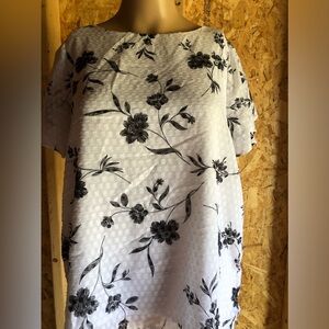 Vince Camuto top small floral black & white